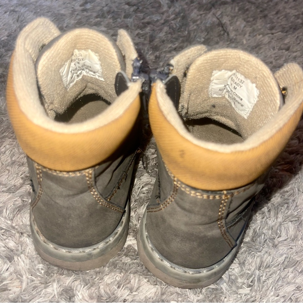 Stylish & Functional Hiking Boot - Picture 2 of 3